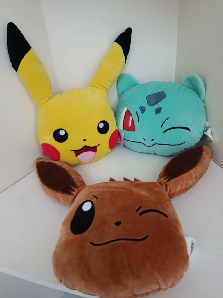 A saisir, lot de 3 magnifiques peluches " pokémon " ( bien lire )